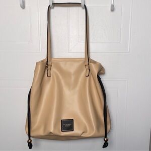 Victoria's Secret Tan cinch-sack
Shoulder Bag
